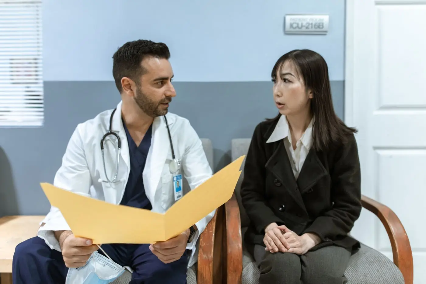 Paciente conversando com médico em consultório