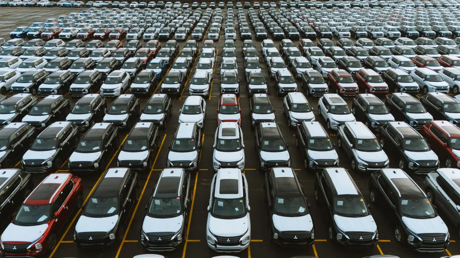 Pátio com centenas de carros vistos de cima