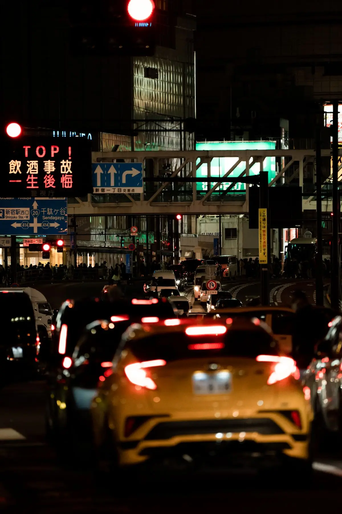 Rua de Tóquio à noite com táxis e letreiros